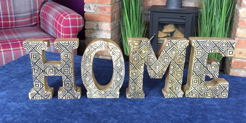 Handgeschnitzte hölzerne geometrische Buchstaben mit dem Wort Home
