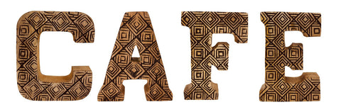 Handgeschnitzte hölzerne geometrische Buchstaben mit dem Wort Café