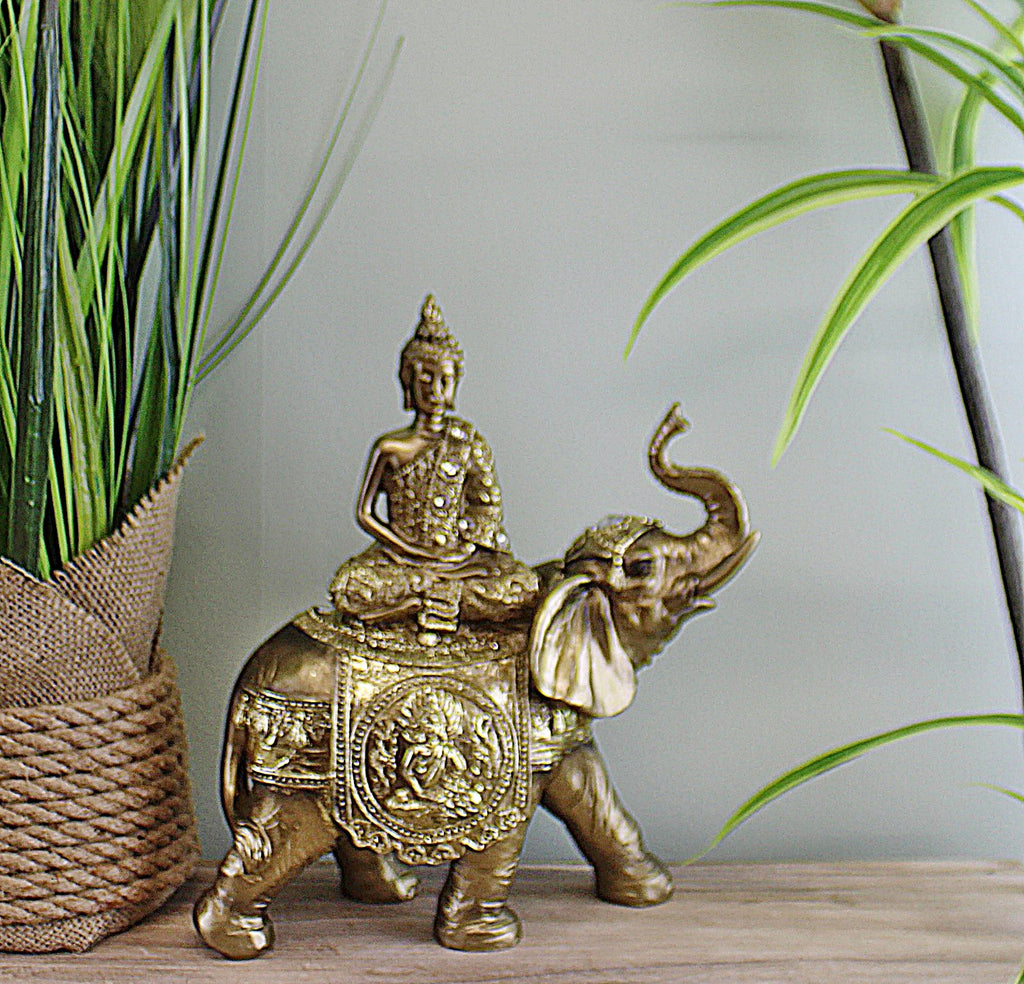 großer Buddha auf einem Elefant reitend vergoldet mit Juwelen