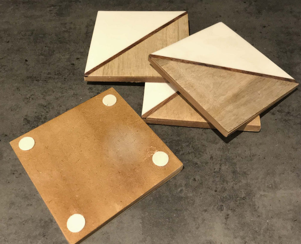 Set bestehend 4 quadratischen Holz Untersetzern - weiß