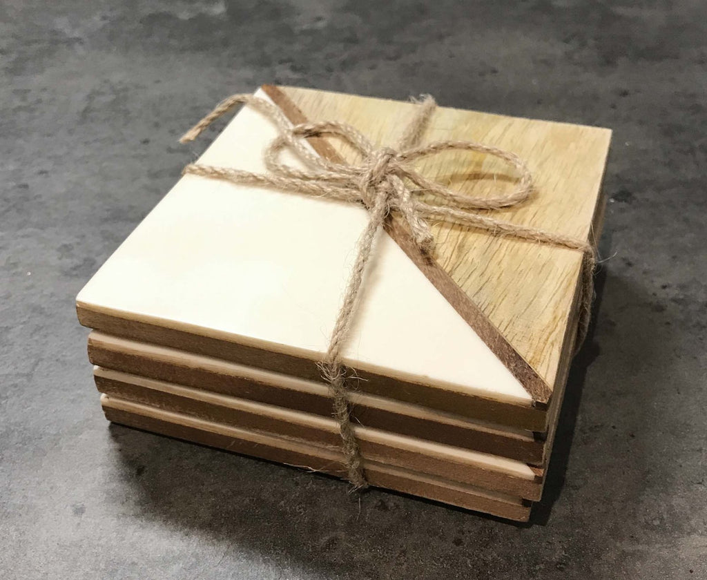 Set bestehend 4 quadratischen Holz Untersetzern - weiß
