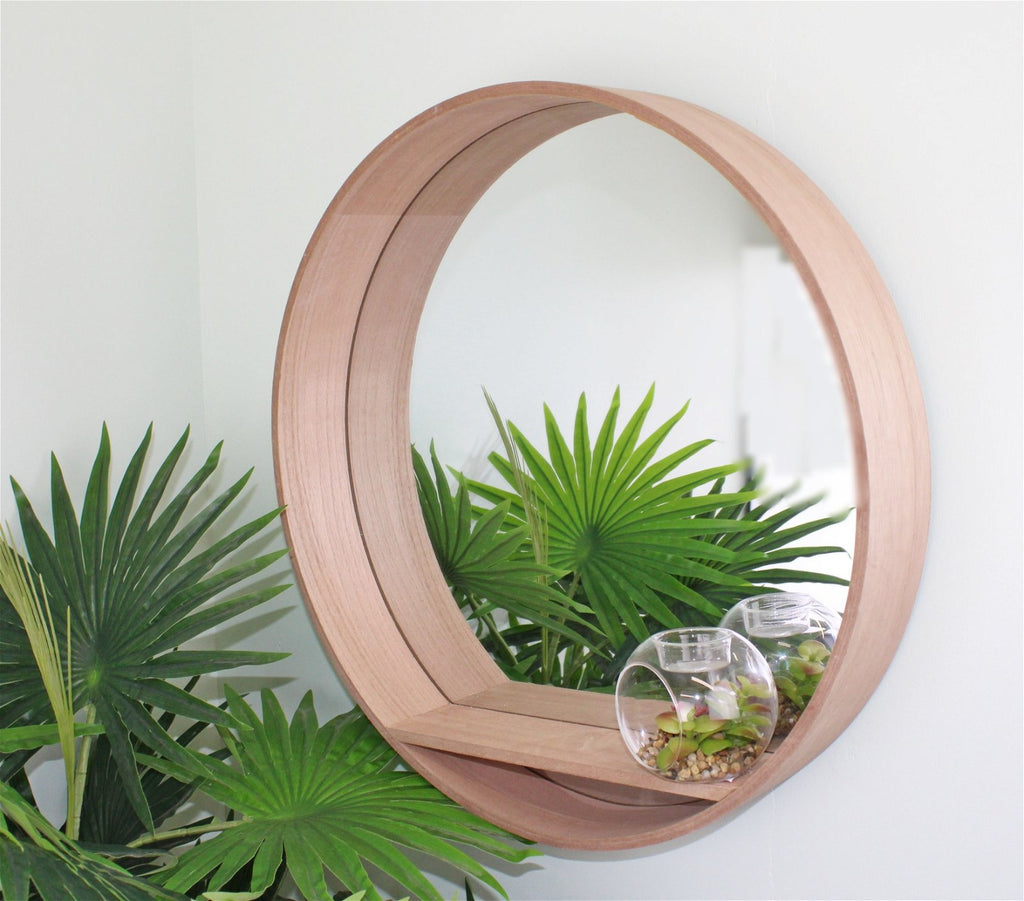 Wandregal aus Holz mit Spiegel als Hintergrund