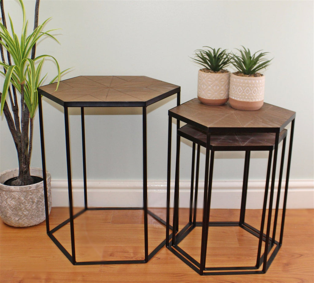 Set bestehend aus 3 sechseckigen Beistelltischen aus schwarzem Metall und Holz