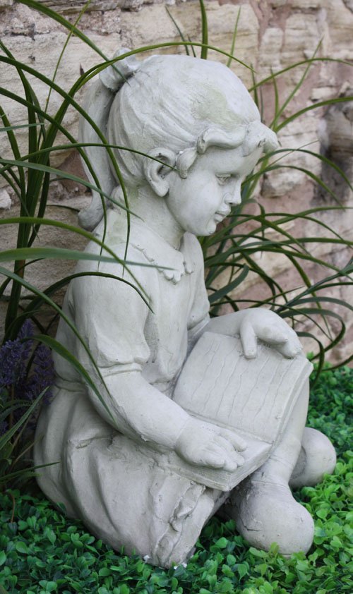 Steineffekt-Statue lesendes Mädchen