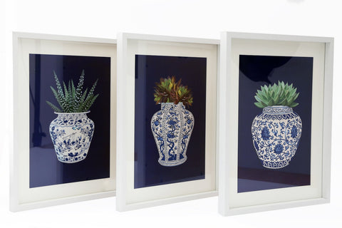 Set bestehend aus  3 weißen Drucken mit Sukkulenten in einer blauen Vase 40 cm