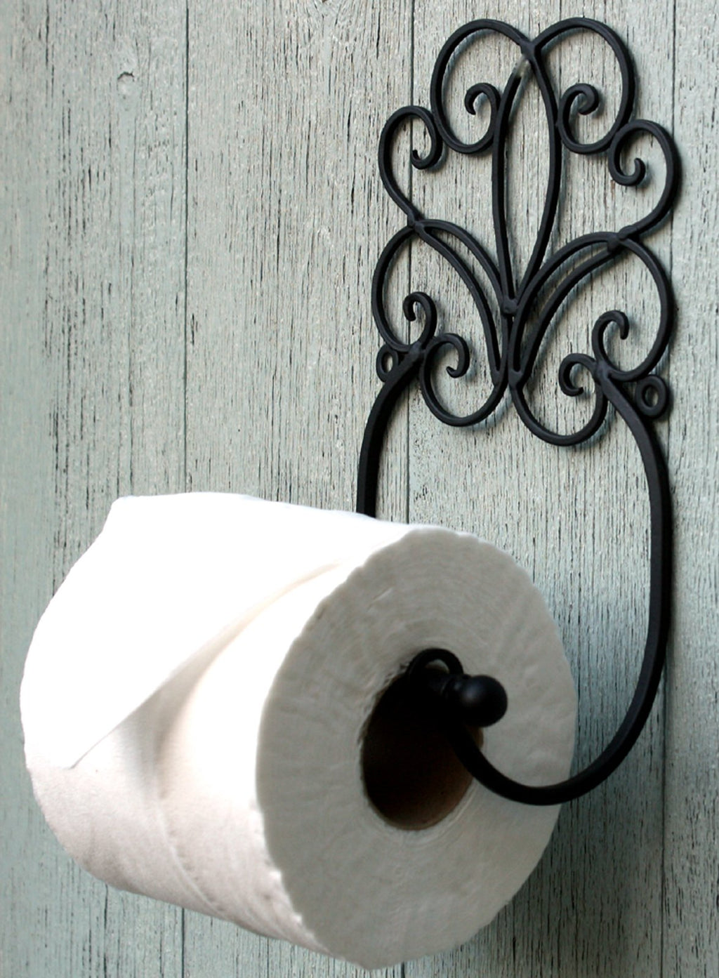 schwarzer Toilettenpapierhalter im antiken Scroll Design hängend